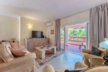 living room with a large window that fills the room with natural light and accesses to the balcony.
#relax #naturallight #algarve #portugal