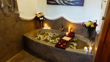 Superior Room | Bathroom | Free toiletries, hair dryer, bidet, towels