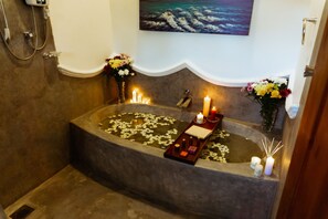 Superior Room | Bathroom | Free toiletries, hair dryer, bidet, towels