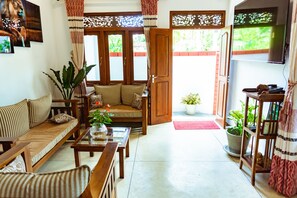 40-inch LCD TV with cable channels - Younger Villa (Ahangama)