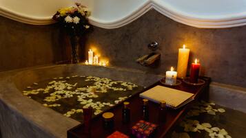 Superior Room | Bathroom | Free toiletries, hair dryer, bidet, towels