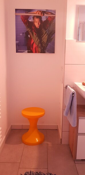 Doccia, asciugamani, sapone, carta igienica