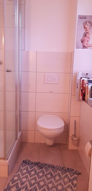 Doccia, asciugamani, sapone, carta igienica