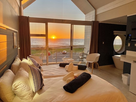 Deluxe Double or Twin Room | Minibar, in-room safe, free WiFi, bed sheets