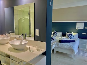 Deluxe kamer, 1 twee- of 2 eenpersoonsbedden | Een minibar, een kluis op de kamer, gratis wifi, beddengoed
