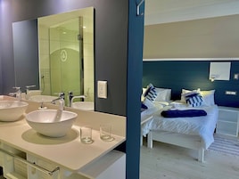 Deluxe Double or Twin Room | Minibar, in-room safe, free WiFi, bed sheets