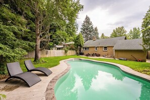 حمّام سباحة خارجي موسمي، مقاعد للتشمس