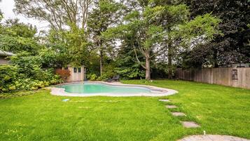 Kolam renang outdoor musiman, dengan kursi berjemur