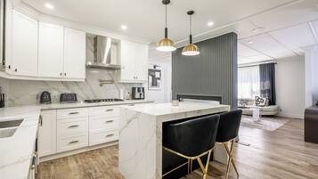 Elite House, 4 Bedrooms, Private Pool, Garden View | Private kitchen | Full-size fridge, microwave, oven, stovetop