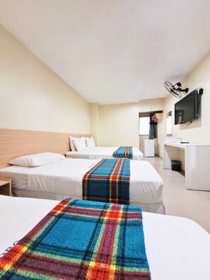 Standard Quadruple Room | Meja, Wi-fi percuma, cadar katil 