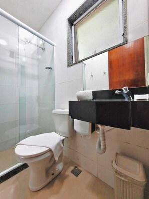 Habitación cuádruple estándar | Baño | Toallas