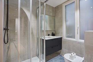 Shower, hair dryer, towels, shampoo