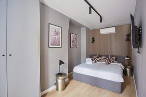 2 bedrooms, iron/ironing board, travel crib, free WiFi