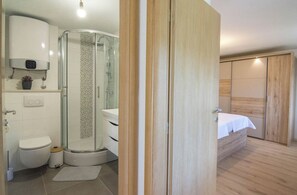 Een douche, een haardroger, een bidet, handdoeken