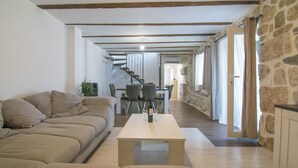 Una sala de estar moderna con un sofá, una mesa de centro y un comedor con sillas y una mesa.