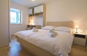 3 bedrooms, travel cot, WiFi, bed sheets
