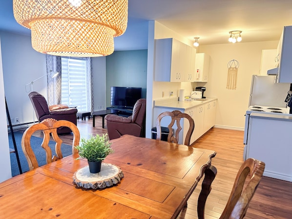 Huoneisto | Yksityinen keittiö | Täysikokoinen jääkaappi, mikroaaltouuni, uuni, liesi