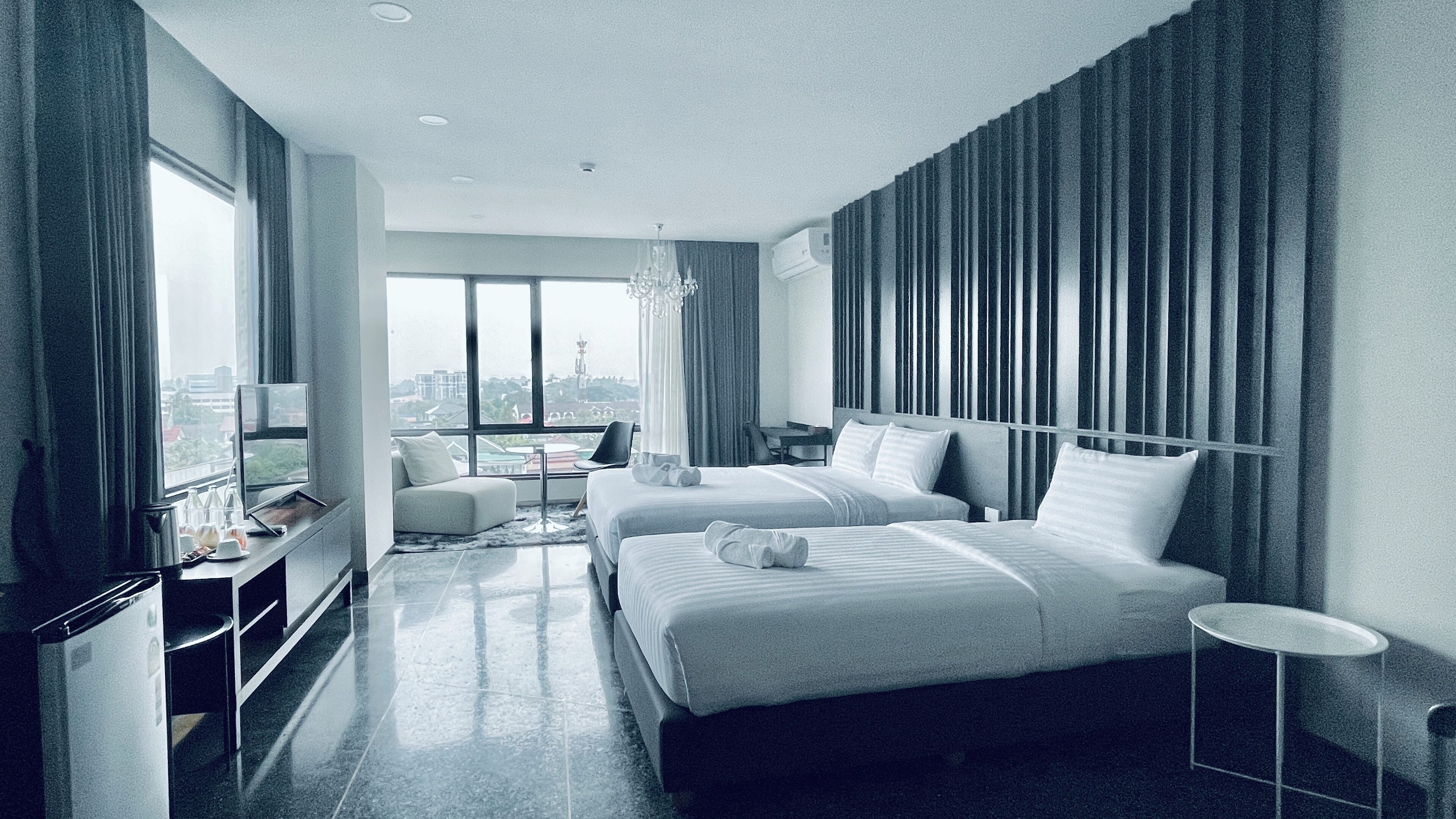 Family Room | Individually decorated, desk, laptop workspace, free WiFi