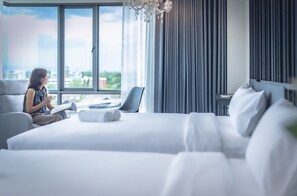 Habitación familiar | Decoración individual, escritorio, espacio para trabajar con un portátil