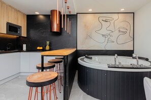 Apartment, 1 Bedroom, Balcony | Private kitchen | Microwave, oven, coffee/tea maker, electric kettle