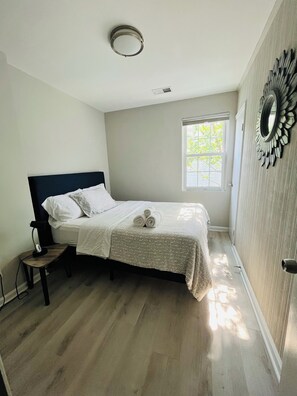 4 chambres, bureau, fer et planche à repasser, accès au Wi-Fi (inclus)