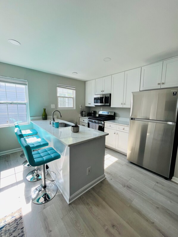 Réfrigérateur, four à micro-ondes, un four, surface de cuisson