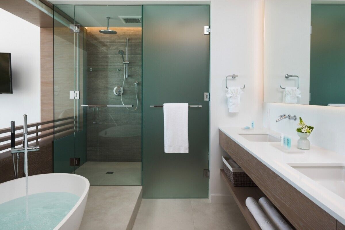 Vila Deluks | Kamar mandi | Bathtub besar, pengering rambut,  dan handuk