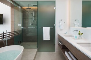 Vila luxo | Banheiro | Banheira de imersão, secador de cabelo, toalhas de banho 