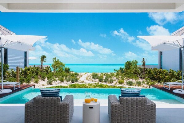 Ulkouima-allas, aurinkotuoleja