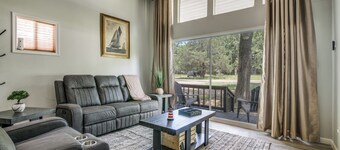 Relax with the whole family in our cozy and peaceful TLC -Tranquil Lake Cove.