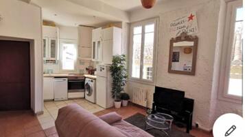 Una televisión, libros