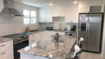 Réfrigérateur, four à micro-ondes, un four, surface de cuisson