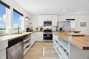 Réfrigérateur, four à micro-ondes, un four, surface de cuisson