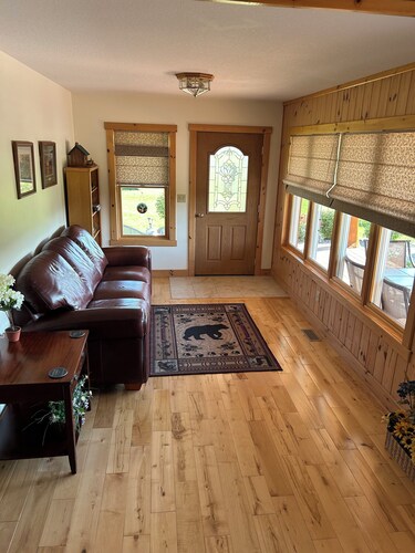 Cozy cabin. Boyne Falls, MI. Pet friendly. Sleeps 10. Full amenities. Views. 