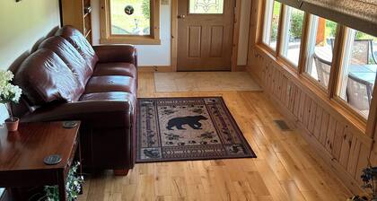 Cozy cabin. Boyne Falls, MI. Pet friendly. Sleeps 10. Full amenities. Views.