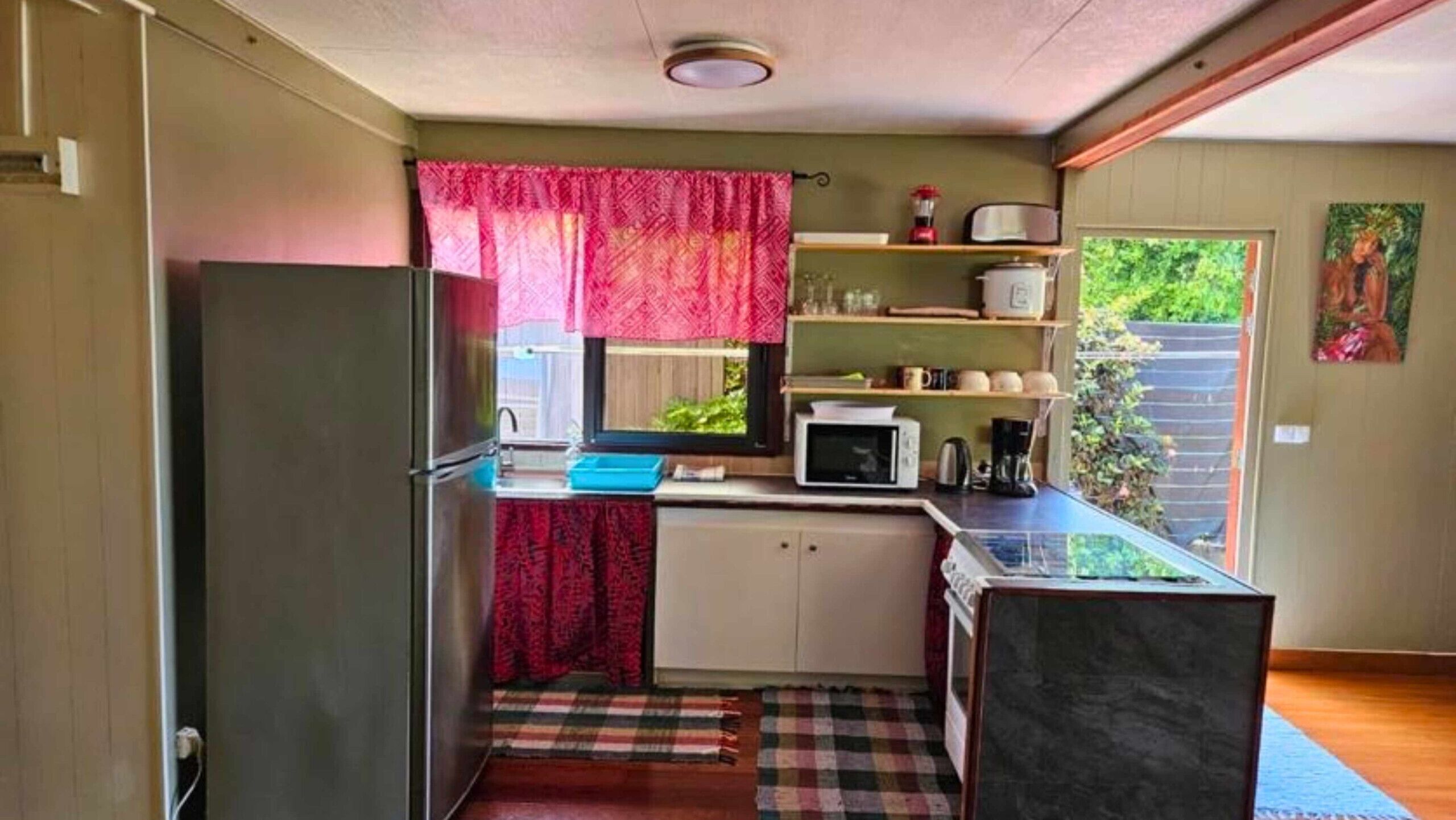 Køleskab, mikrobølgeovn, ovn, kaffe-/temaskine