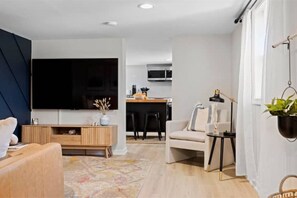 Smart TV, video games, books, computer monitors - Modern 2 Bed 1 Bath Walking Distance to Downtown (Brevard)