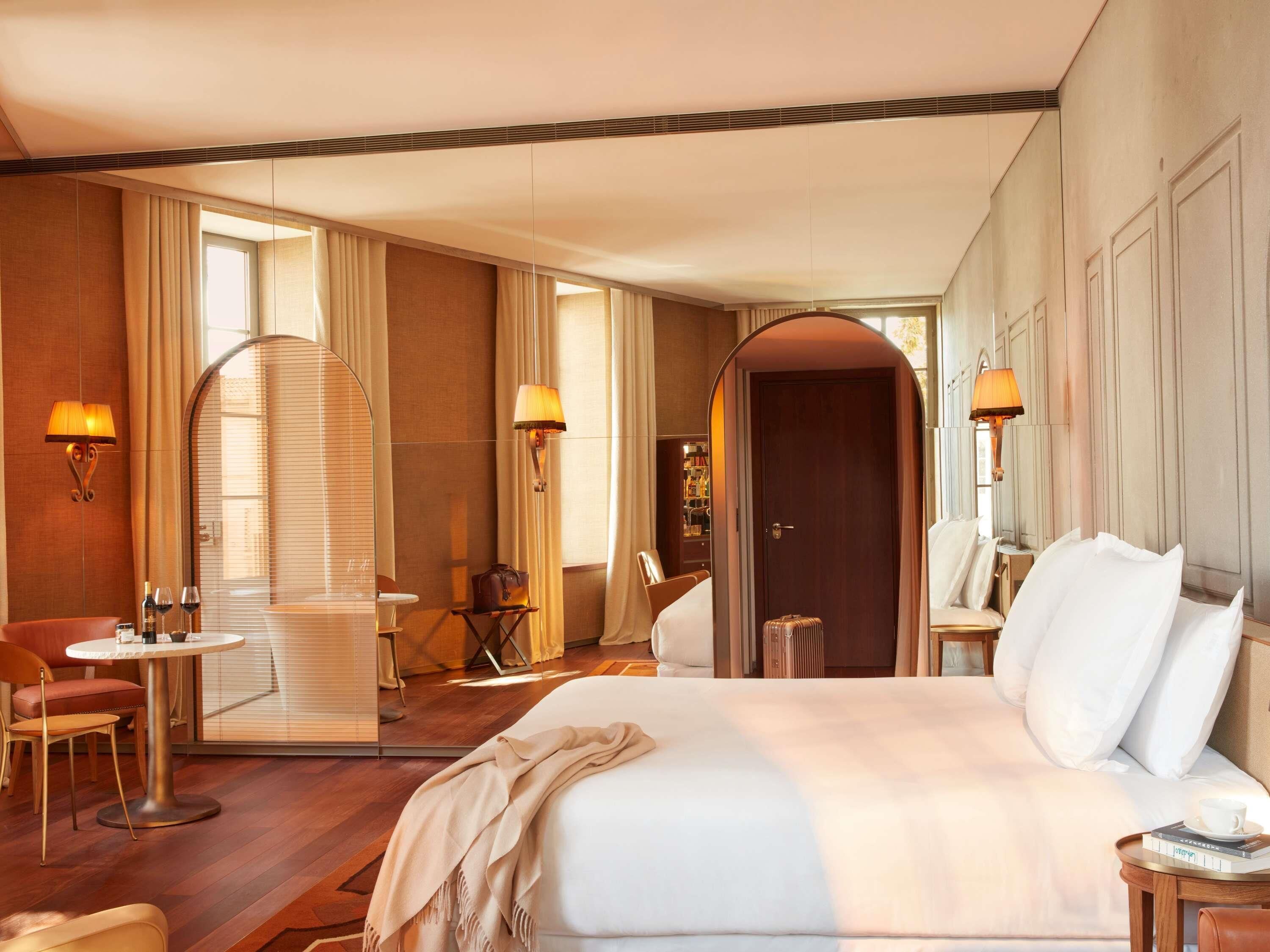 Suite junior, 1 cama de matrimonio grande, bañera, vistas a la ciudad | Ropa de cama de alta calidad, colchones con acolchado adicional, minibar