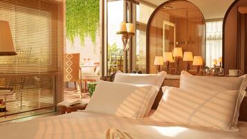 Deluxe-værelse - 1 queensize-seng - terrasse | Premium-sengetøj, senge med topmadrasser, minibar, pengeskab på værelset