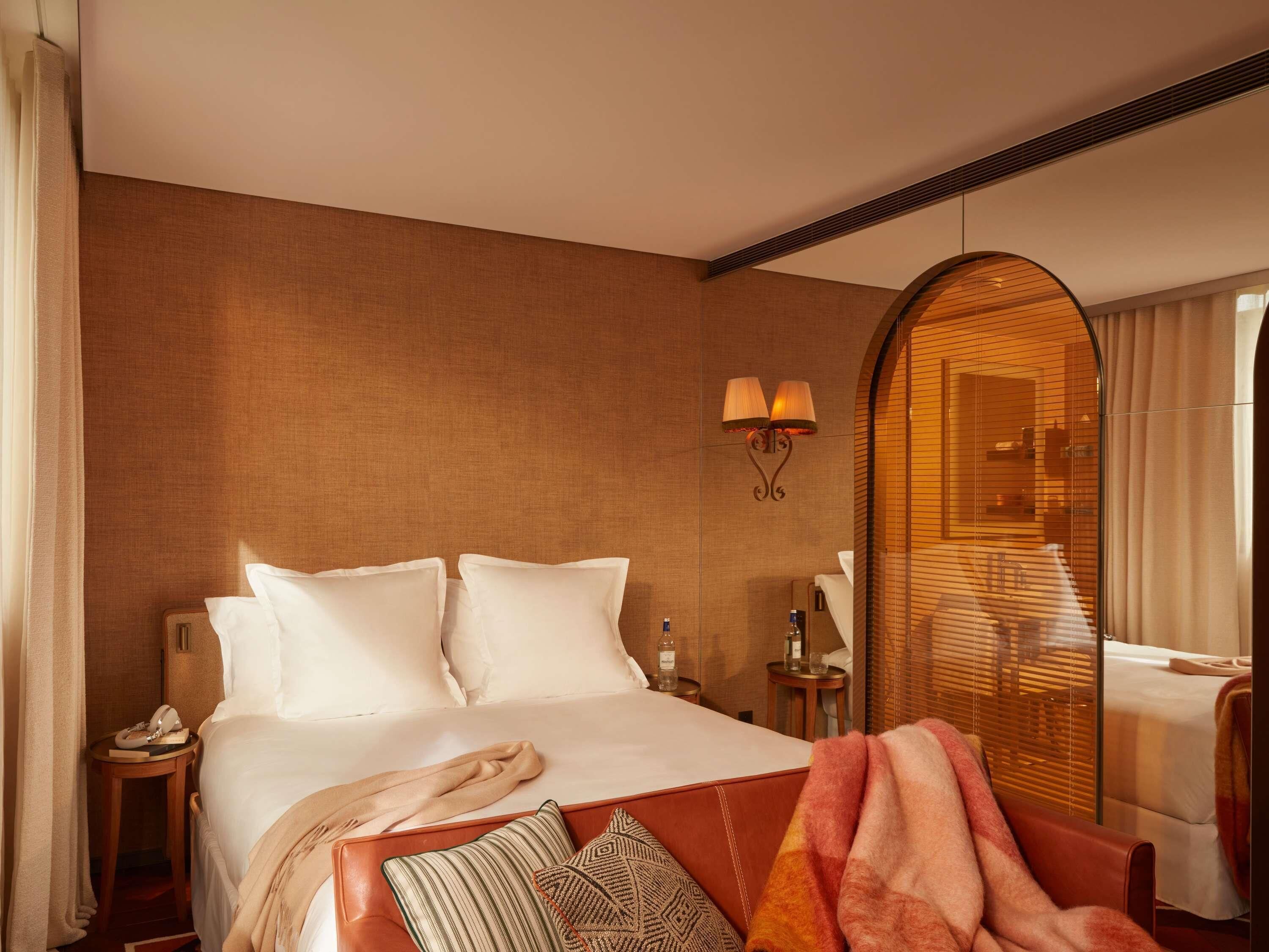 Habitación Signature | Ropa de cama de alta calidad, colchones con acolchado adicional, minibar