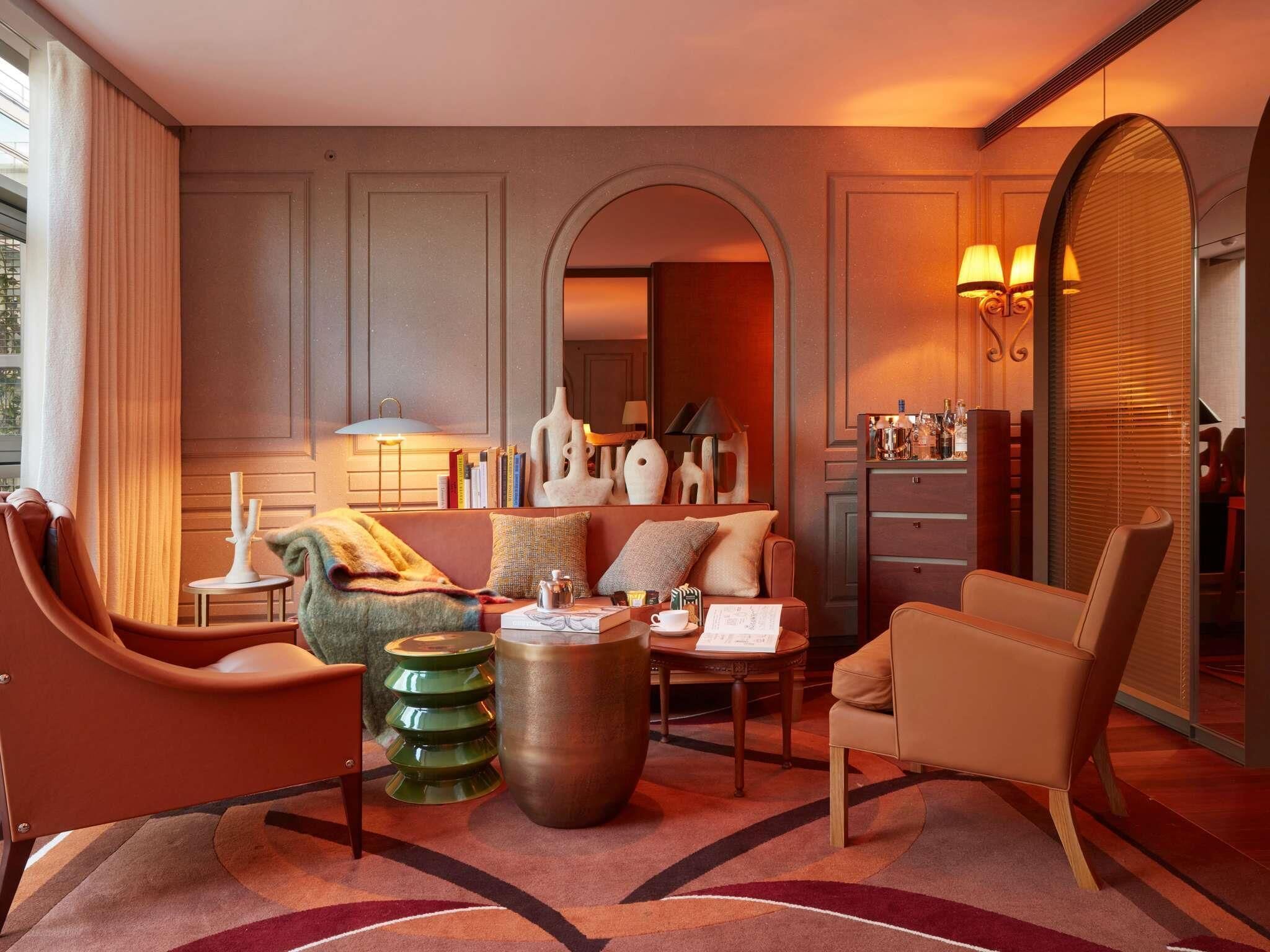 Phòng Suite, 1 giường cỡ king | Bộ đồ giường cao cấp, nệm có lớp đệm bông, minibar 