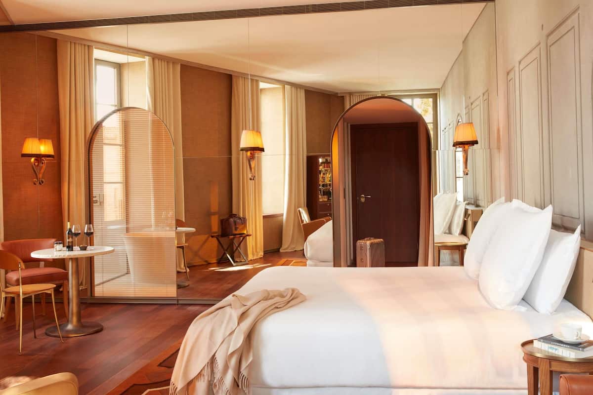 Junior Suite, 1 King Bed, Bathtub, City View | Premium bedding, pillowtop beds, minibar, in-room safe