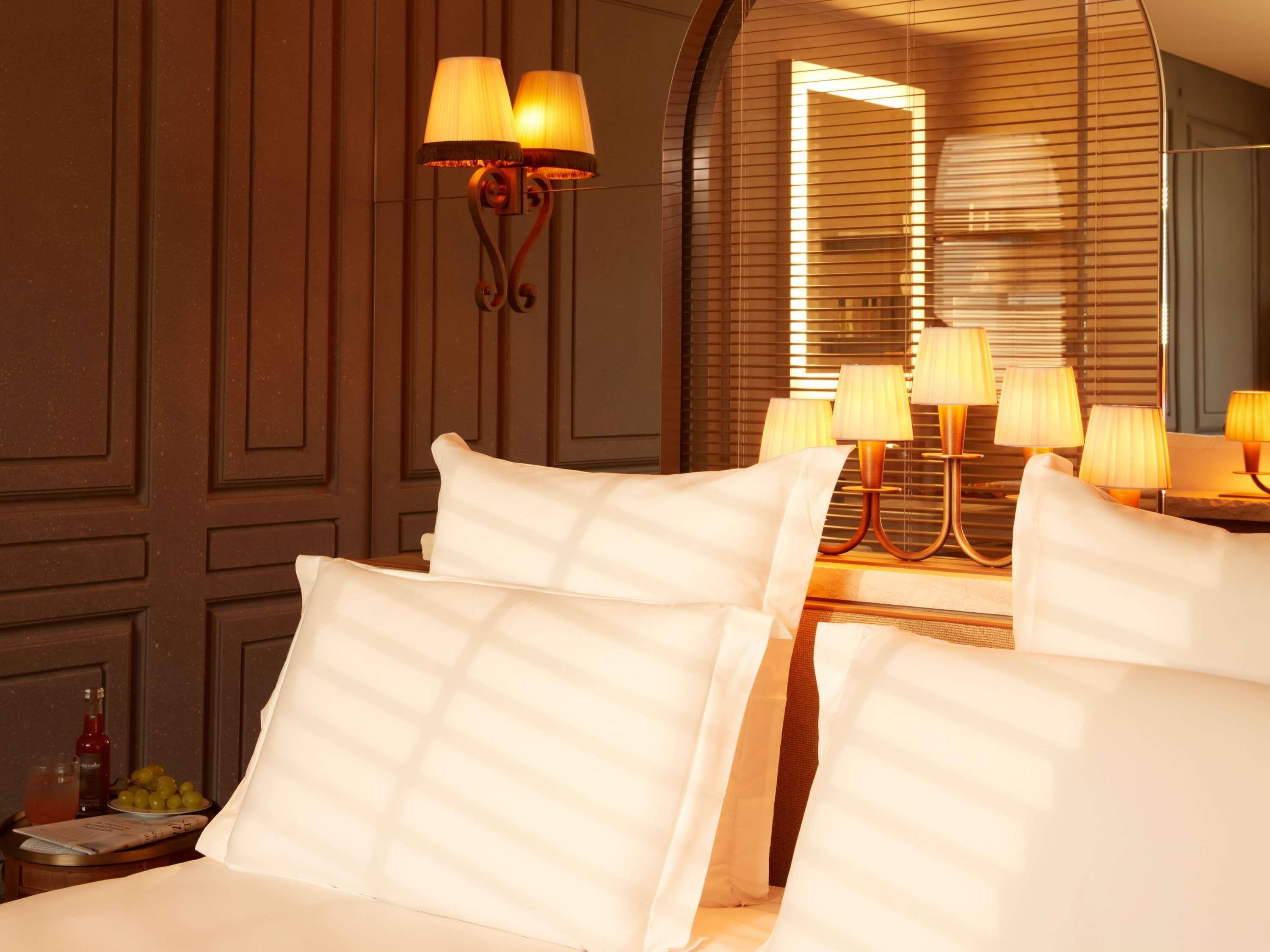 Ropa de cama de alta calidad, camas con pillow-top y minibar 