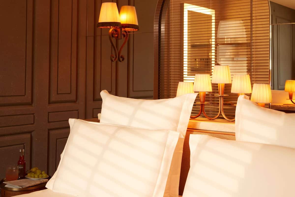 Ropa de cama de alta calidad, camas con pillow-top y minibar