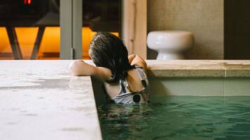 Inomhuspool och solstolar