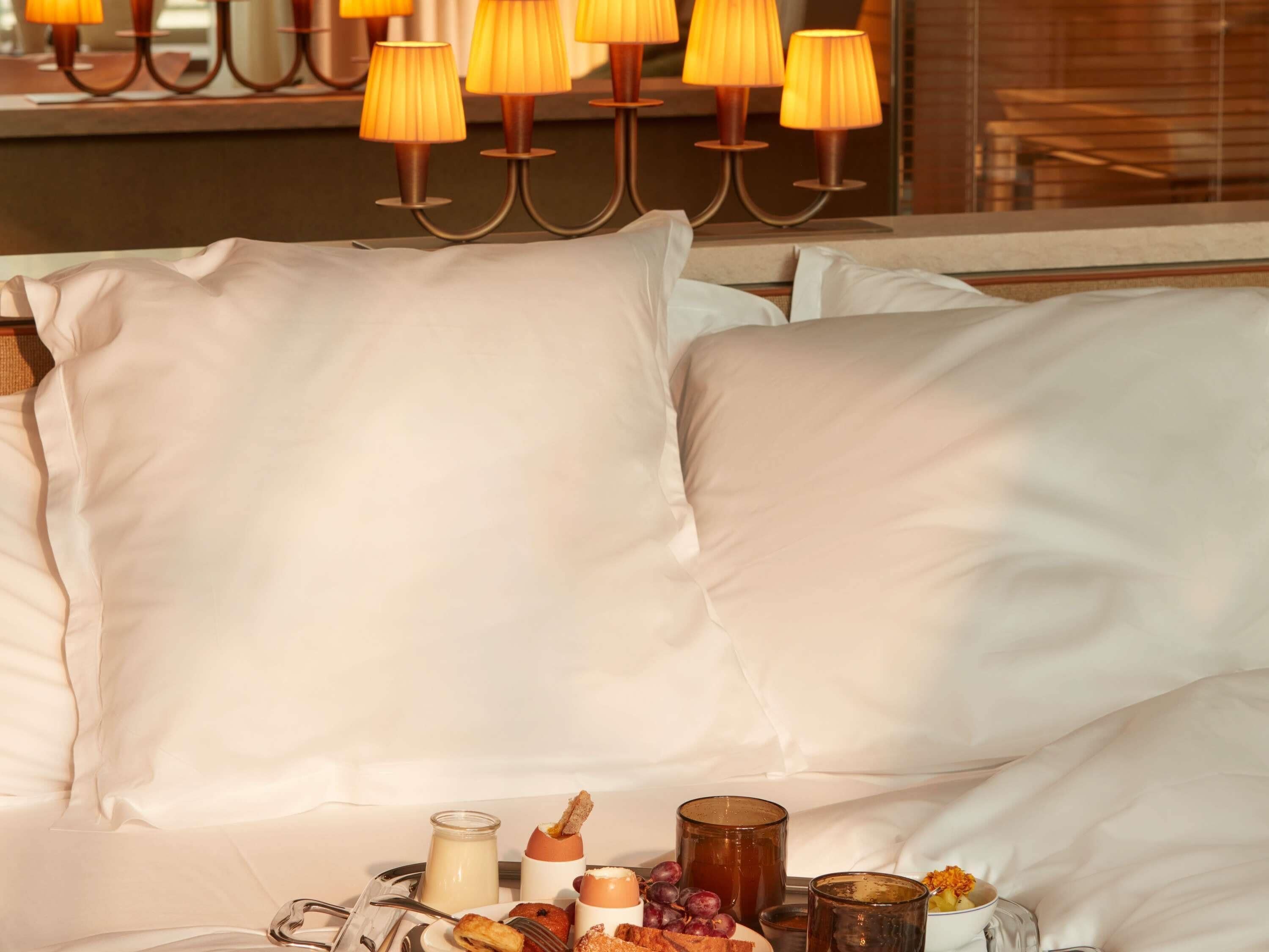 Ropa de cama de alta calidad, colchones con acolchado adicional, minibar