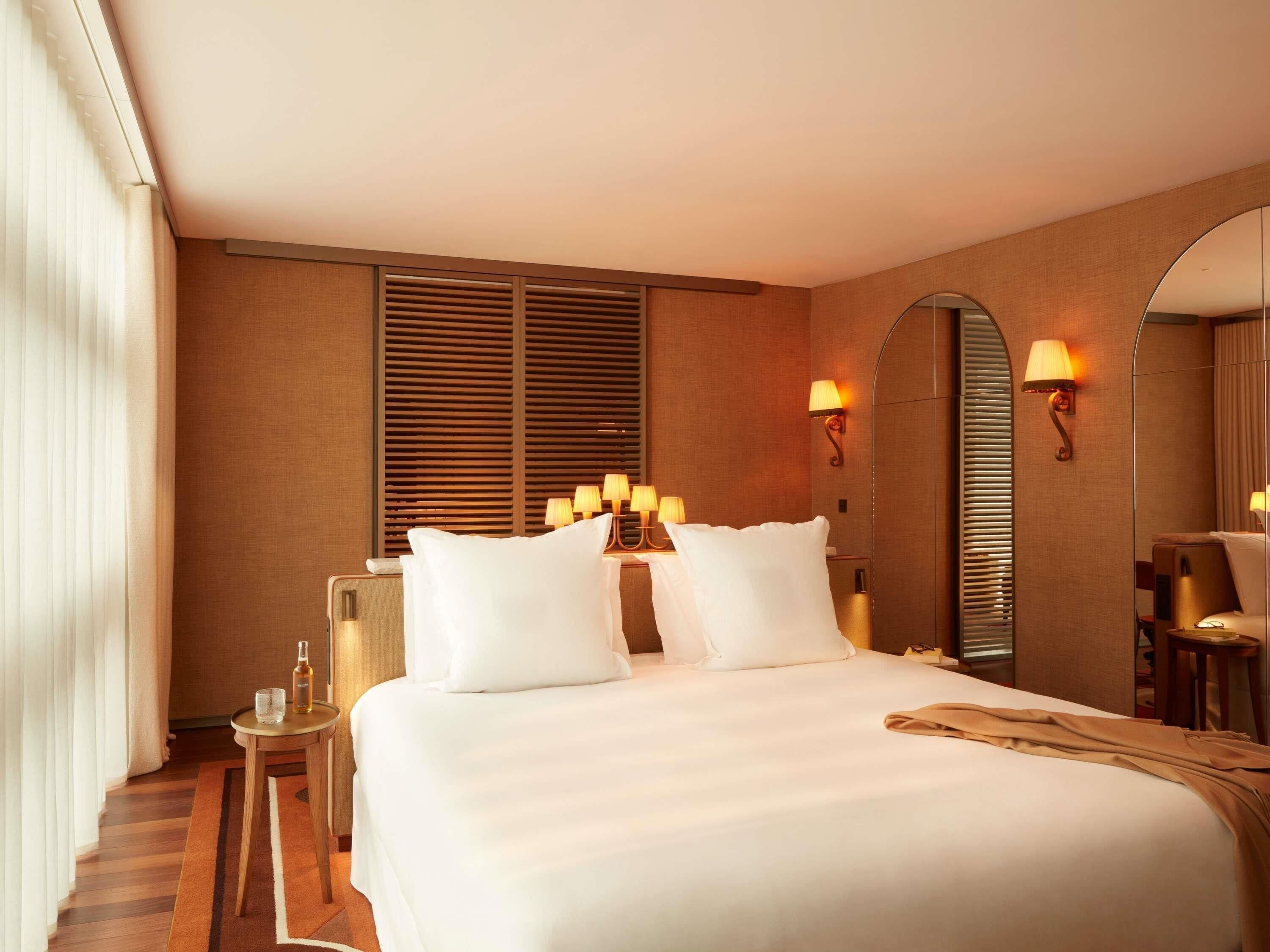 Suite, 1 Tempat Tidur King | Seprai premium, bantalan ekstra lembut, minibar, dan brankas