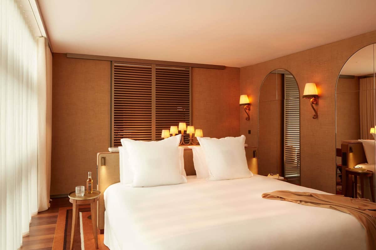 Suite, 1 trÚs grand lit | Literie de qualité, lit avec matelas à plateau-coussin, minibar