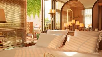 Deluxe-værelse - 1 queensize-seng - terrasse | Premium-sengetøj, senge med topmadrasser, minibar, pengeskab på værelset