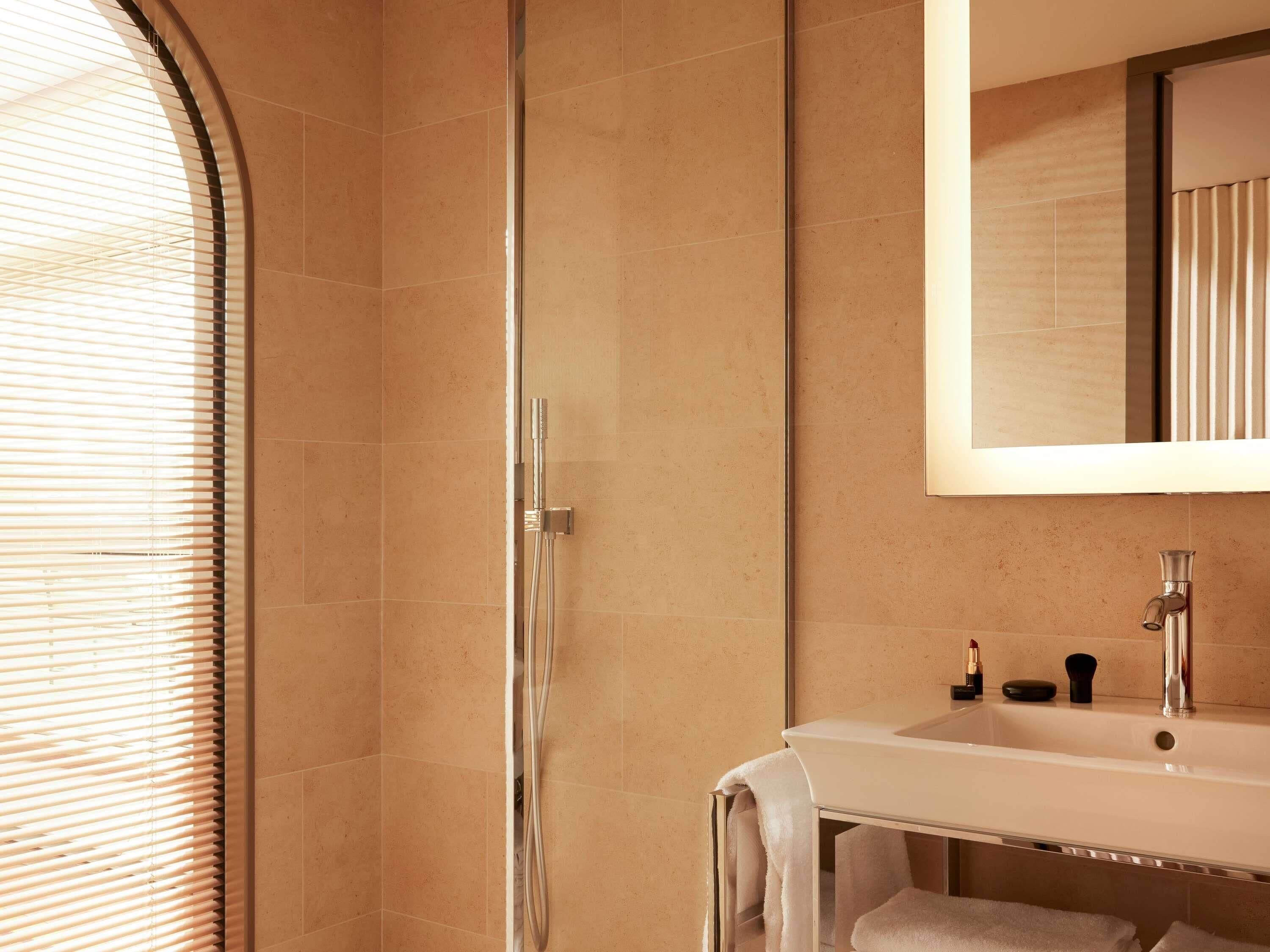 Suite Junior, 1 Tempat Tidur King | Seprai premium, bantalan ekstra lembut, minibar, dan brankas